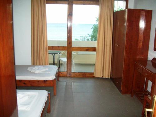 斯塔罗斯卡多斯塔罗斯海滩公寓的海景客房 - 带两张床