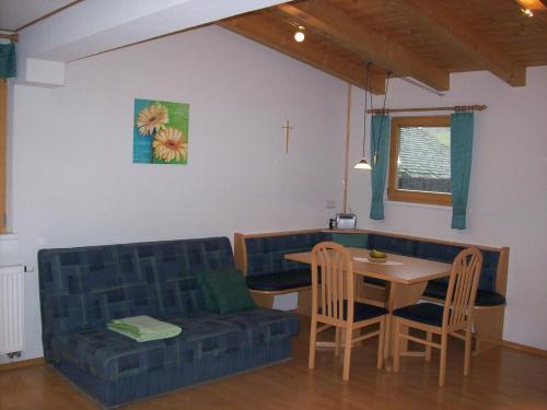 大格洛克纳山麓卡尔斯Haus Gartenheim的客厅配有沙发和桌子