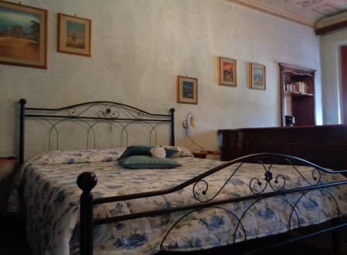 卢卡茶花宾馆的一间设有一张床铺的卧室,位于一个画室