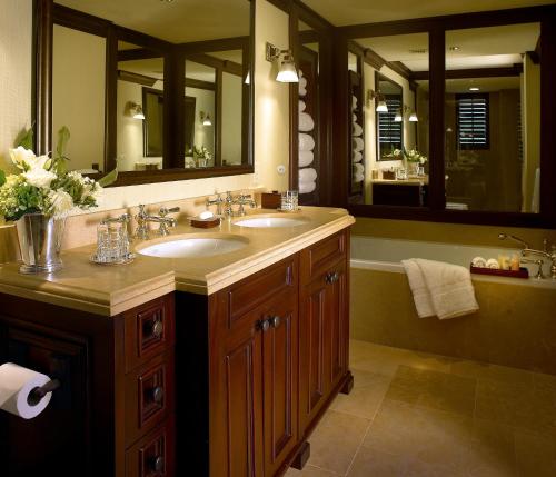 棕榈滩巴西苑酒店的一间带两个盥洗盆和大镜子的浴室