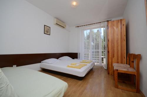 格拉达茨Apartments Josko的一间卧室设有两张床和窗户。