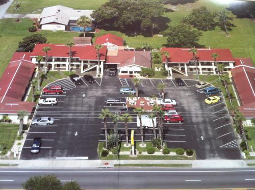 奥兰治城Orange City Motel - Orange City的享有停车场空中的景致,设有汽车