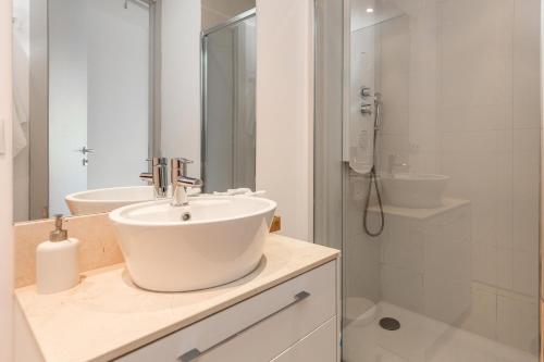 米哈斯Marbellamar apartamento的白色的浴室设有水槽和淋浴。