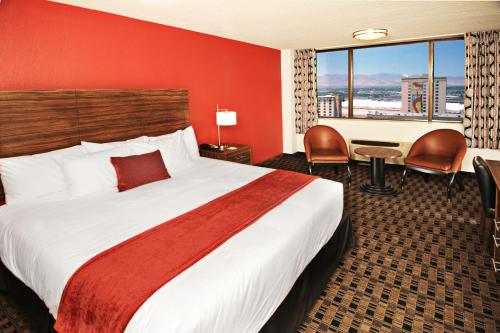拉斯维加斯菲茨杰拉德拉斯维加斯酒店的酒店客房设有一张大床和一张书桌。
