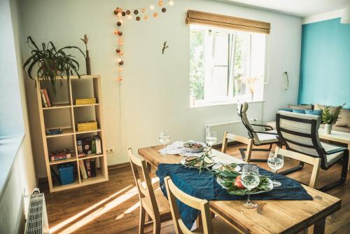 拉脱维亚Krauklis beach apartments的一间带桌椅的用餐室