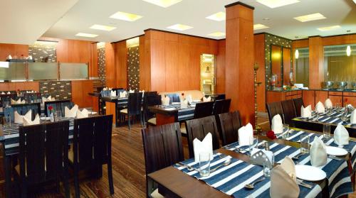 科钦艾斯瓦亚酒店的餐厅内带桌椅的用餐室