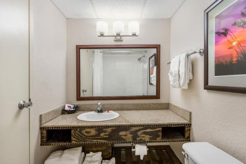 马头城海滨华美达广场酒店的一间浴室