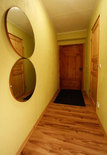 珀尔瓦LM Uus Külaliskorter的走廊上设有圆镜子和门