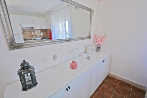 苏佩塔尔Villa CasaBlanca的白色的浴室设有镜子和水槽