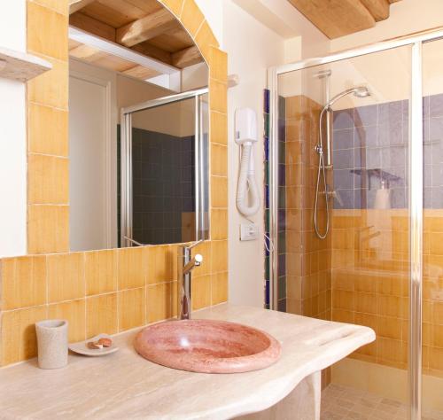 奥里斯塔诺Via dei Mari Guest House的一间带水槽和淋浴的浴室