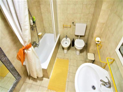 阿科Apartment Arco Climbing的浴室配有卫生间、浴缸和水槽。