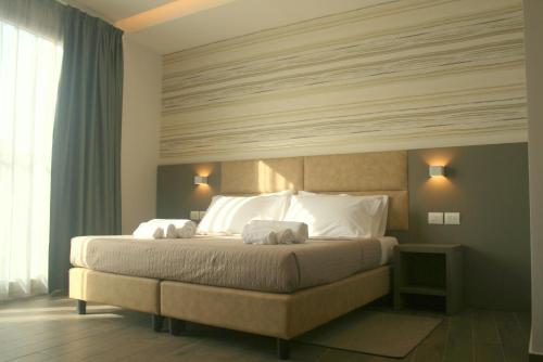达喀尔International Hotel Dakar的一间卧室配有一张床,上面有两条毛巾
