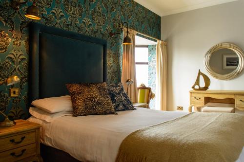 基尔基Bay View Hotel的一间卧室配有一张大床和镜子