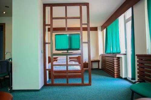 瓦特拉多尔内Hotel Silva的客房设有双层床和电视。