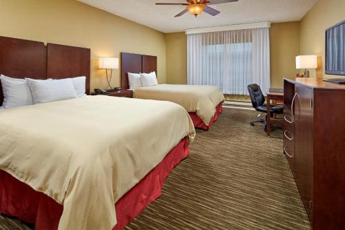 圣西米恩金沙海汽车旅馆的酒店客房配有两张床和一张书桌