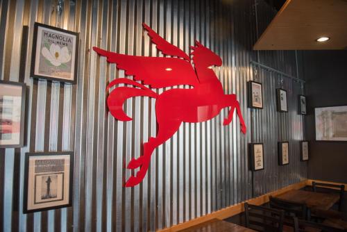 达拉斯达拉斯市中心白玉兰大酒店的餐厅的墙上有一只红色的龙