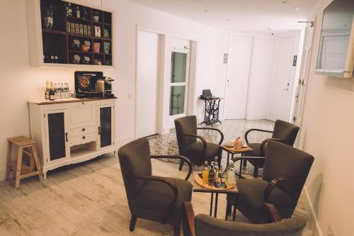 曼雷沙Hotelet Casa Padró的用餐室配有桌椅和桌椅