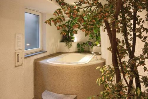 莫埃纳瓦勒恰拉酒店的带浴缸的浴室