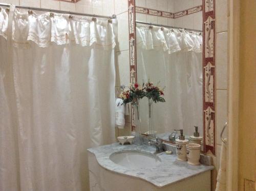雷诺阿旅馆的一间浴室