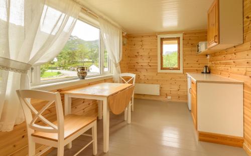 卡伯尔沃格卡布瓦格菲利胡斯加营地酒店的一个带桌子和窗户的小厨房