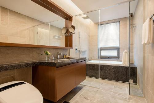 西归浦市济州神话世界 盛捷服务公寓的浴室配有卫生间、盥洗盆和淋浴。