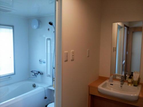 富士市西村酒店的带浴缸、盥洗盆和卫生间的浴室