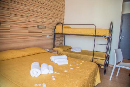马西莫度假酒店客房内的一张或多张双层床