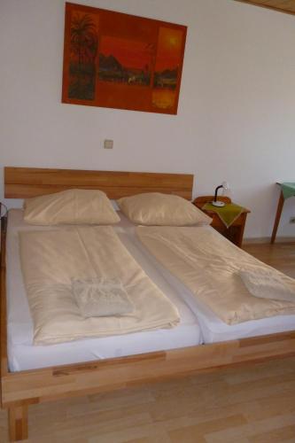 多恩比恩伯利恒旅馆的一间卧室配有一张带白色床单的大床
