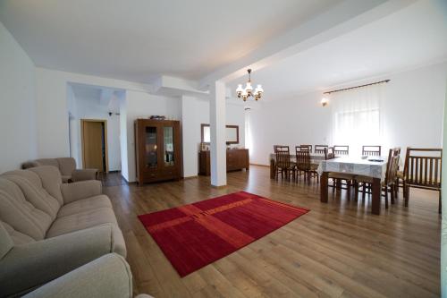 LuncaviţaAgropensiunea Cetatuia的客厅配有沙发和桌子