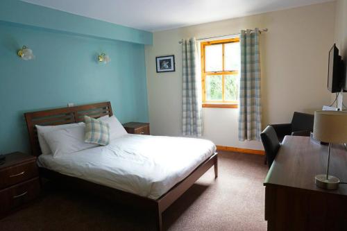 阿伯福伊尔罗布罗伊酒店的卧室配有床、椅子和窗户。