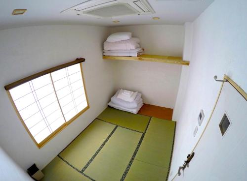 广岛EN旅舍客房内的一张或多张床位