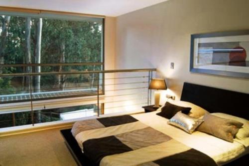 康塞普西翁阁楼单人出租公寓的一间卧室设有一张床和一个大窗户