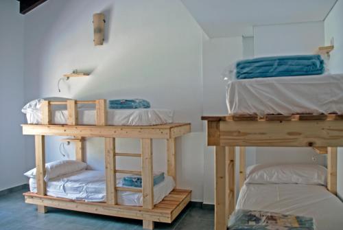 萨尔德斯Alberg Cal Manel的客房设有两张双层床和一张桌子。