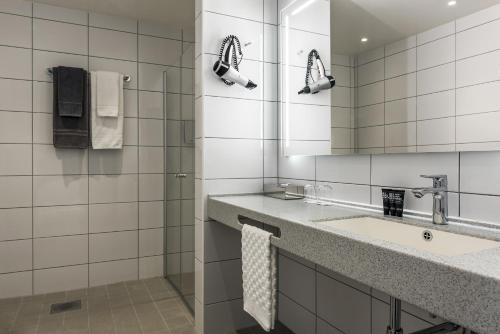 延雪平克莱里昂珍藏维多利亚酒店的白色的浴室设有水槽和镜子