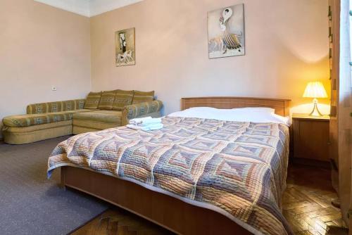 基辅拉维特斯托果之家公寓酒店的一间卧室配有一张大床和一张沙发