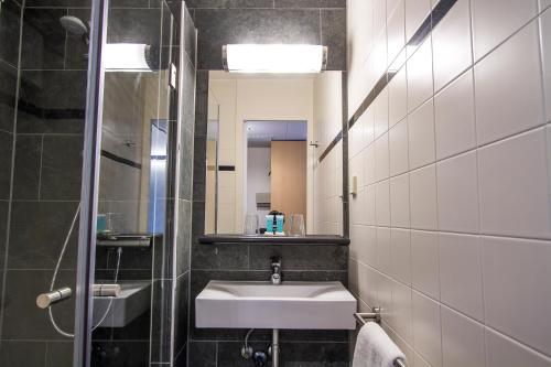 乌得勒支巴斯琛哥罗普酒店的一间带水槽和镜子的浴室