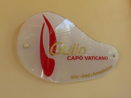 里卡迪Gullo Capo Vaticano的墙上的标志,有一双红鞋