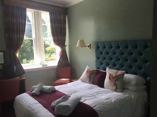 埃代尔漫步者度假小屋宾馆的一间卧室配有一张床,上面有两条毛巾