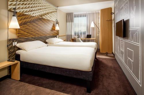 伦敦码头区卓越宜必思酒店客房内的一张或多张床位