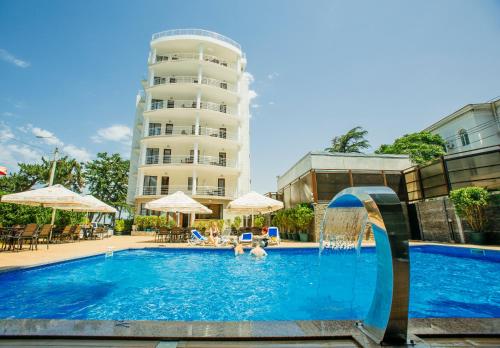 科布列季Kobuleti Pearl Of Sea Hotel & Spa的酒店设有一个两人游泳池