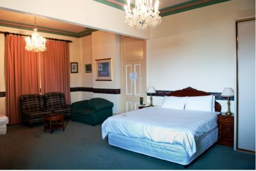 三叶草酒店客房内的一张或多张床位