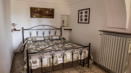 马丁纳弗兰卡La Grande Bellezza Trulli的一间卧室配有床和暖气