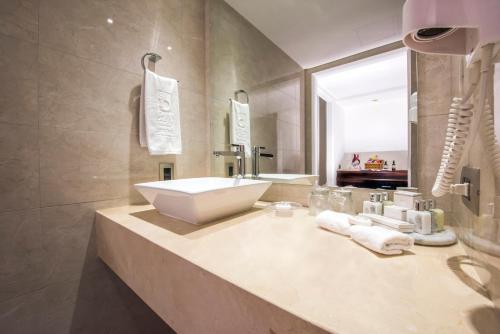 麦德林-贝尔福-达恩卡尔顿酒店的一间浴室