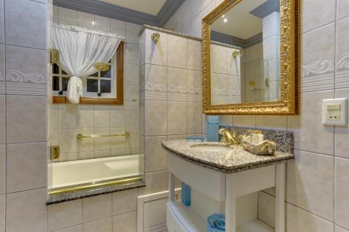格拉玛多波萨达弗洛林卡酒店的一间带水槽、浴缸和镜子的浴室