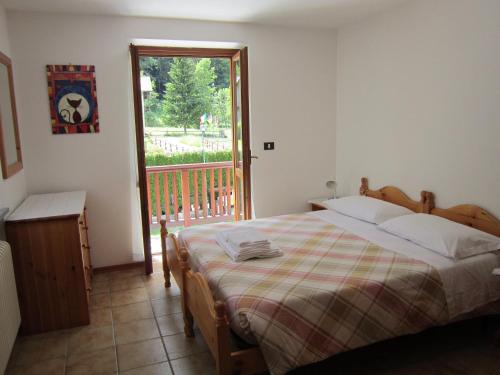 格雷索圣尚戴拉皮勒公寓式酒店的一间卧室设有一张床和一个大窗户