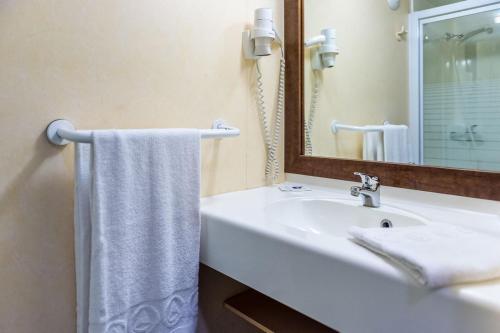 托讷Fasthotel Thones的白色的浴室设有水槽和镜子