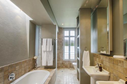 大布拉克勒菲10 Elf Beach House的带浴缸和盥洗盆的浴室
