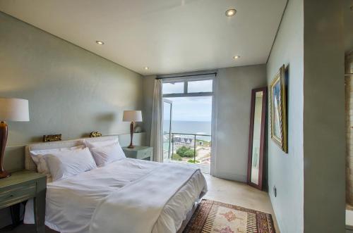 大布拉克勒菲10 Elf Beach House的一间卧室设有一张大床和一个大窗户