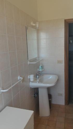 圣吉米纳诺博尔戈蒙塔托酒店的浴室配有盥洗盆、镜子和浴缸