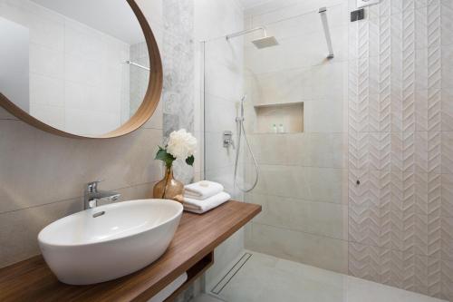 罗维尼德尔芬酒店的白色的浴室设有水槽和镜子
